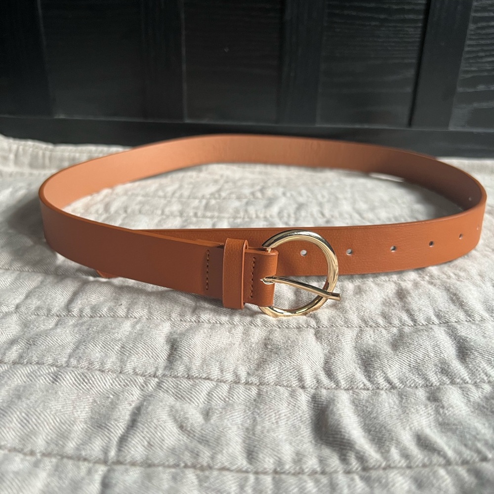 Classic Tan Leather Circle-Buckle Women's Belt - Picture 2 of 3